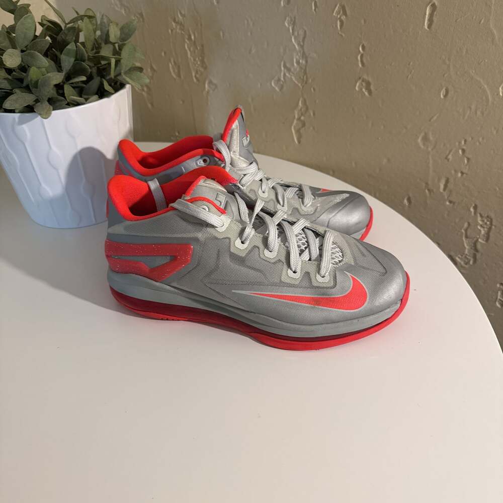 Nike Lebron 7 Youth/Kids Athletic Shoes, Light Base Grey/Crimson, 644534-002